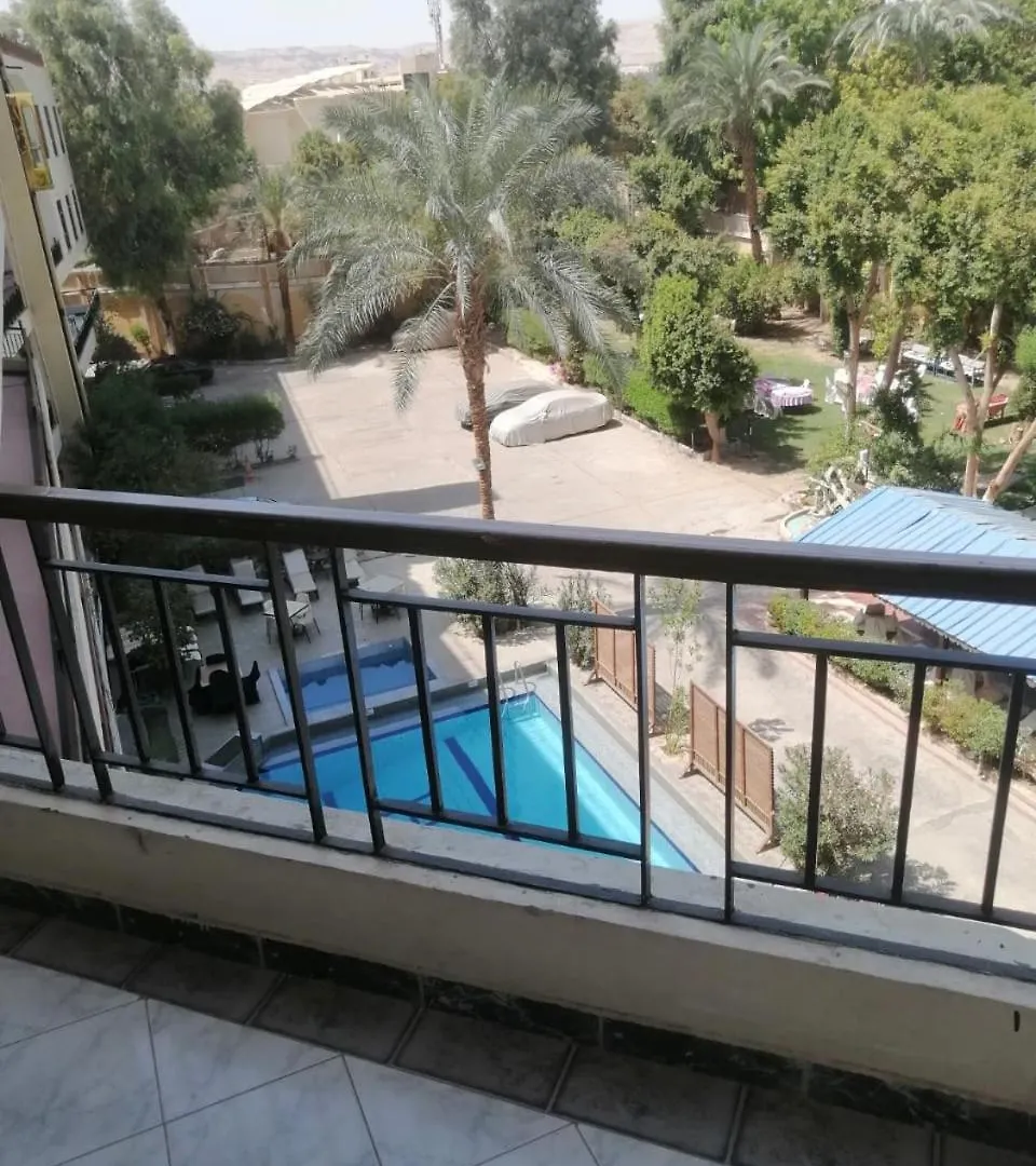 לוקסור Rezeiky Hotel & Camp אתר קמפינג