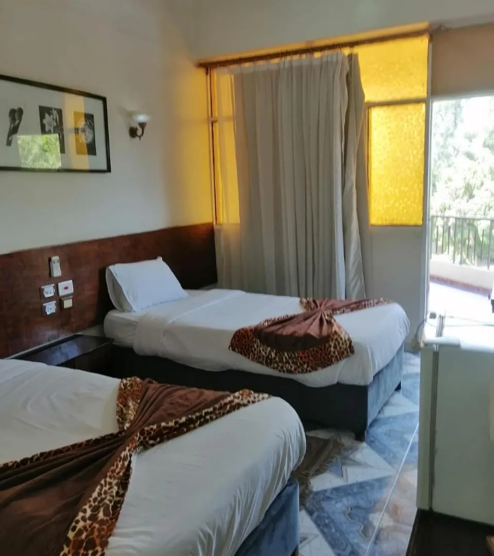 לוקסור Rezeiky Hotel & Camp 3*,