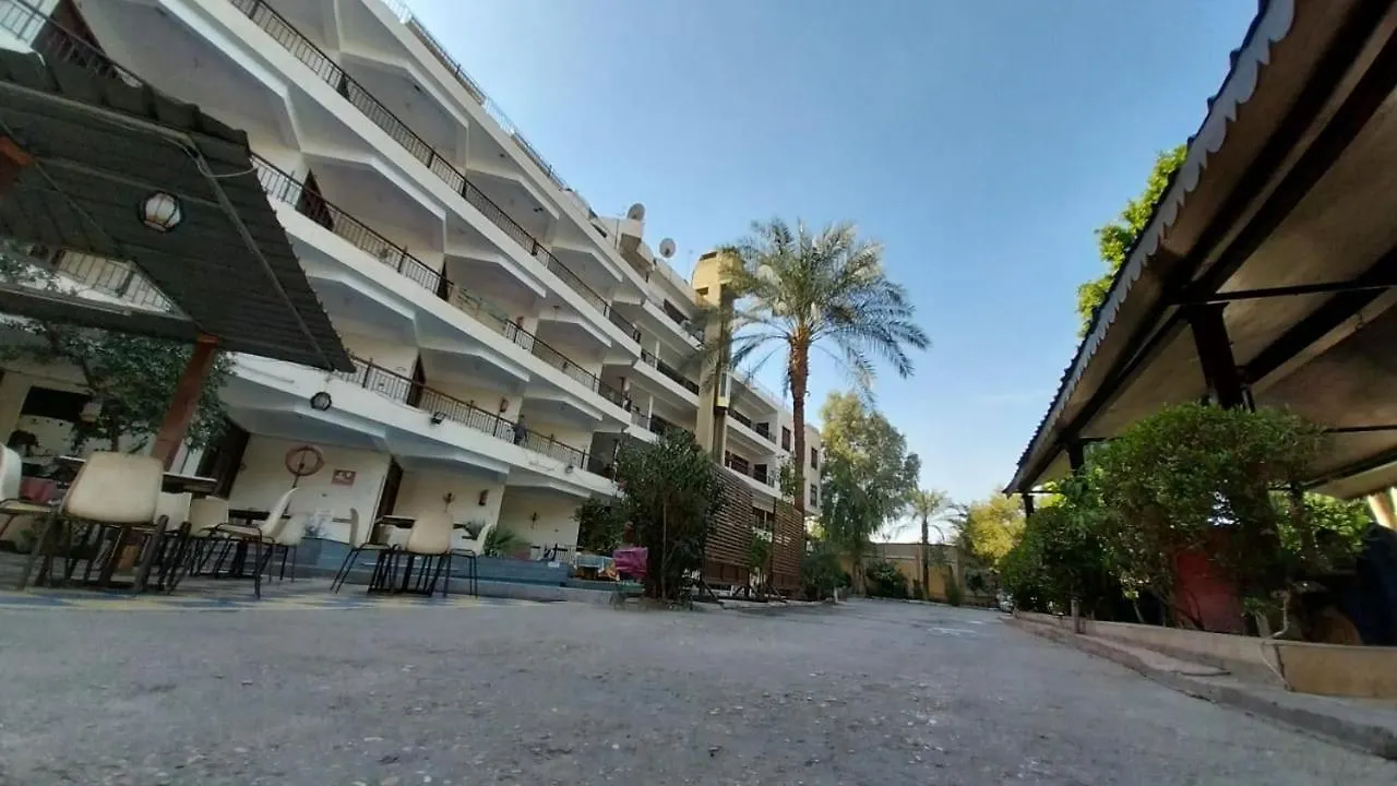 לוקסור Rezeiky Hotel & Camp 3*,