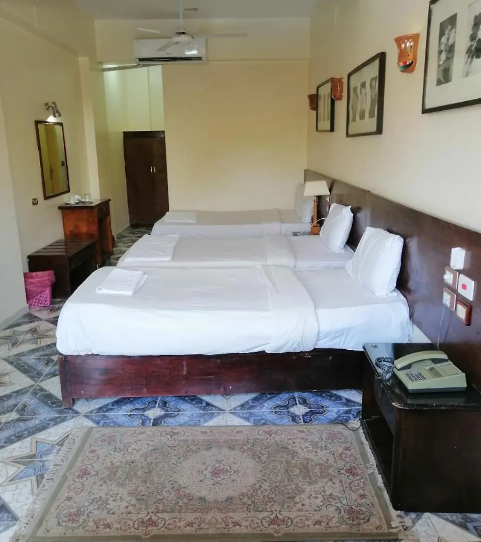 לוקסור Rezeiky Hotel & Camp