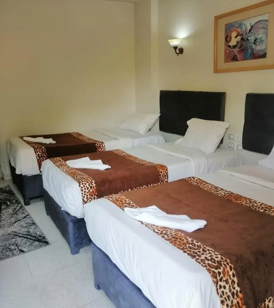 לוקסור Rezeiky Hotel & Camp